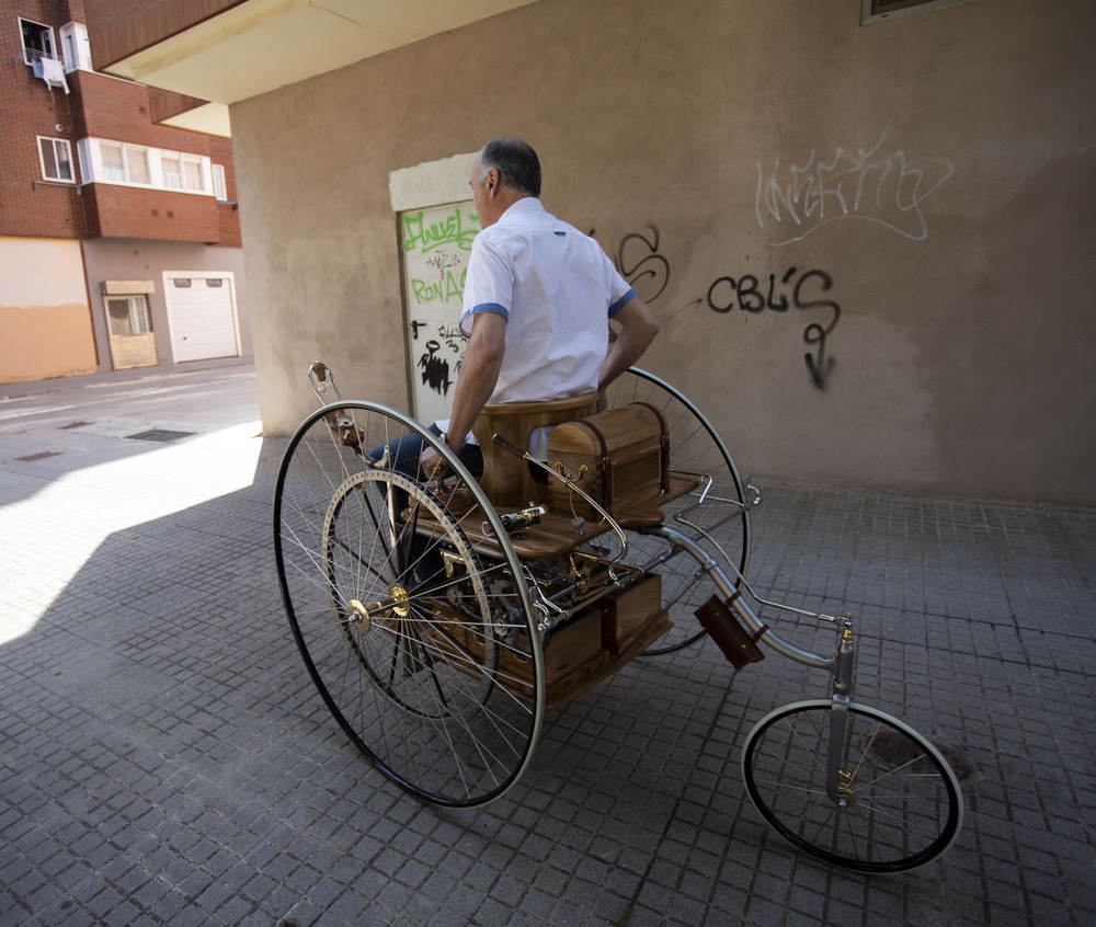 El burgalés Roberto Terradillos replica el primer coche eléctrico de la historia, un modelo inglés de 1881.  / IVÁN LÓPEZ