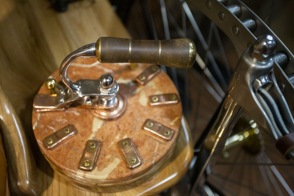 El burgalés Roberto Terradillos replica el primer coche eléctrico de la historia, un modelo inglés de 1881.  / IVÁN LÓPEZ