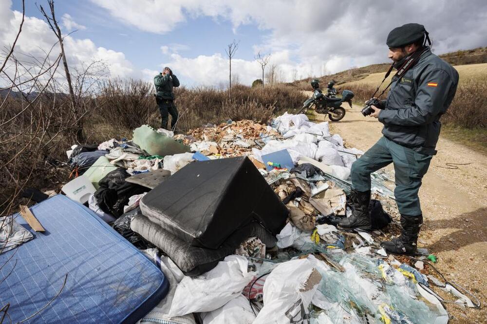 La Guardia Civil intensifica la vigilancia, seguimiento y sanción de los vertidos ilegales de escombros en numerosos puntos de la provincia de Burgos.  / LUIS LÓPEZ ARAICO