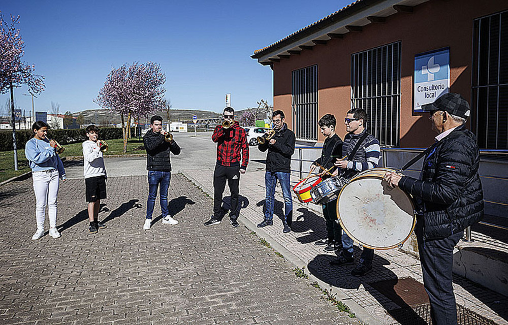 La banda de cornetas y tambores también ultima los preparativos de su actuación. 