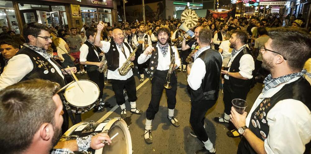 Las peñas, acompañadas por la música de las charangas, derrochan alegría en su tradicional recorrido de más de dos horas por las calles arandinas.  / ALBERTO RODRIGO