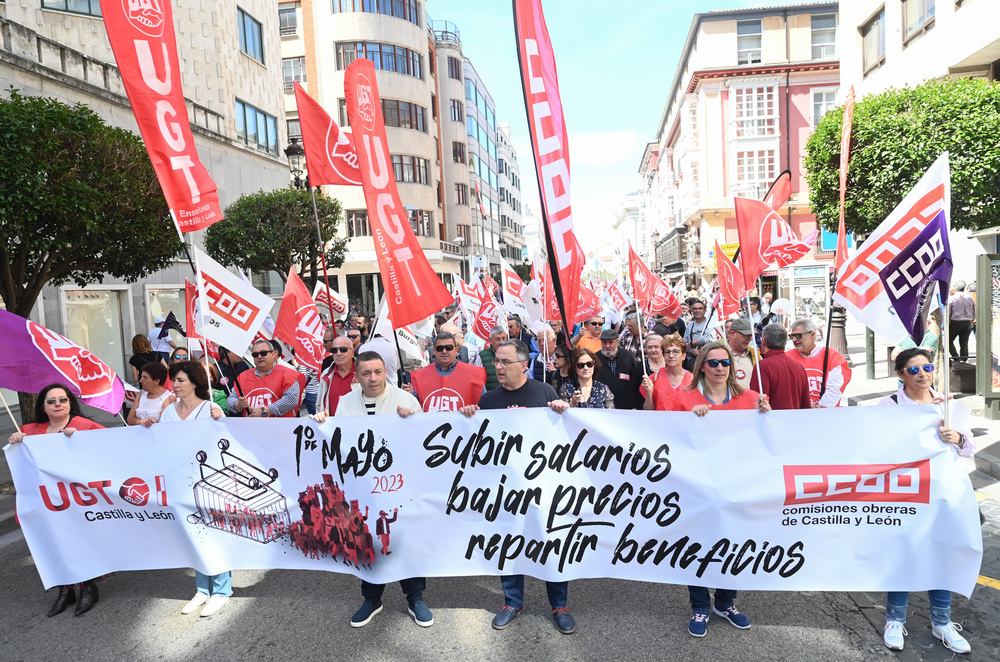 Manifestación por el Día del Trabajador en las calles de Burgos.  / RICARDO ORDÓÑEZ (ICAL)