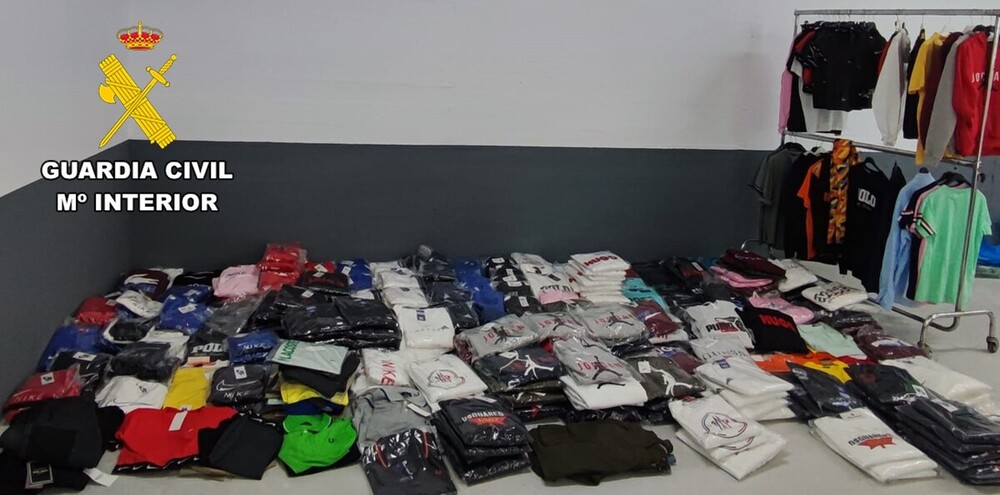 La Guardia Civil ha intervenido más de 3.300 prendas de ropa y zapatillas falsificadas a la venta en un mercadillo en la Bureba.