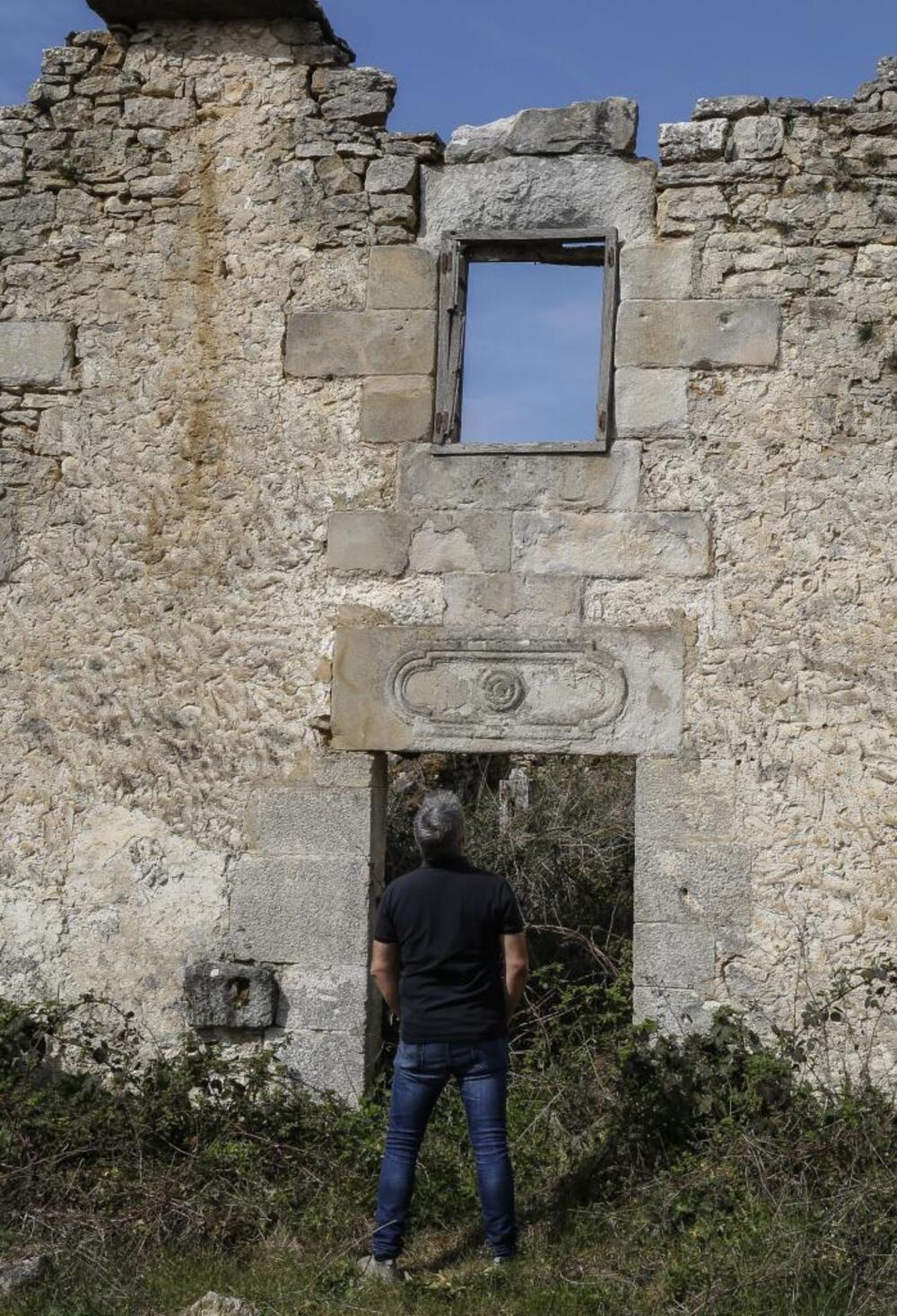 Prácticamente la totalidad del caserío de este despoblado, que se asoma imponente al Valle de Valderredible, es una ruina rampante.