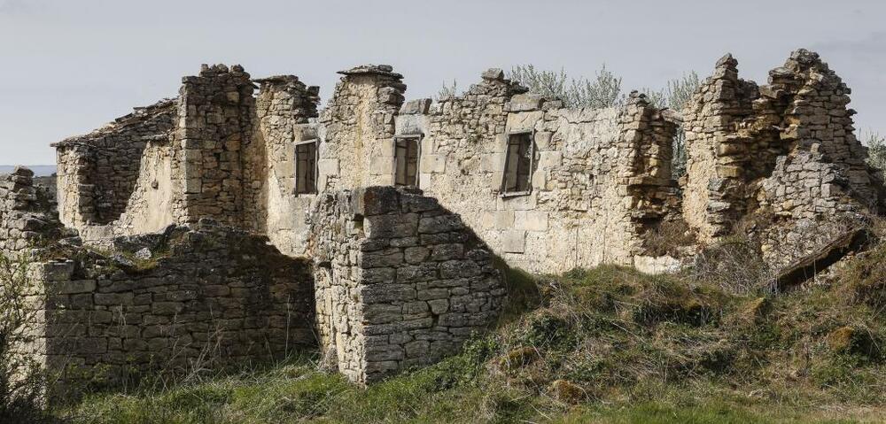 Prácticamente la totalidad del caserío de este despoblado, que se asoma imponente al Valle de Valderredible, es una ruina rampante.