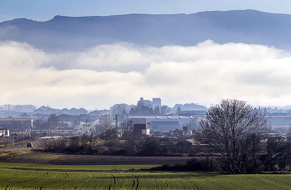 Medina de Pomar, desperezándose de la niebla, que impide ver la sierra de la Tesla.  / ALBERTO RODRIGO