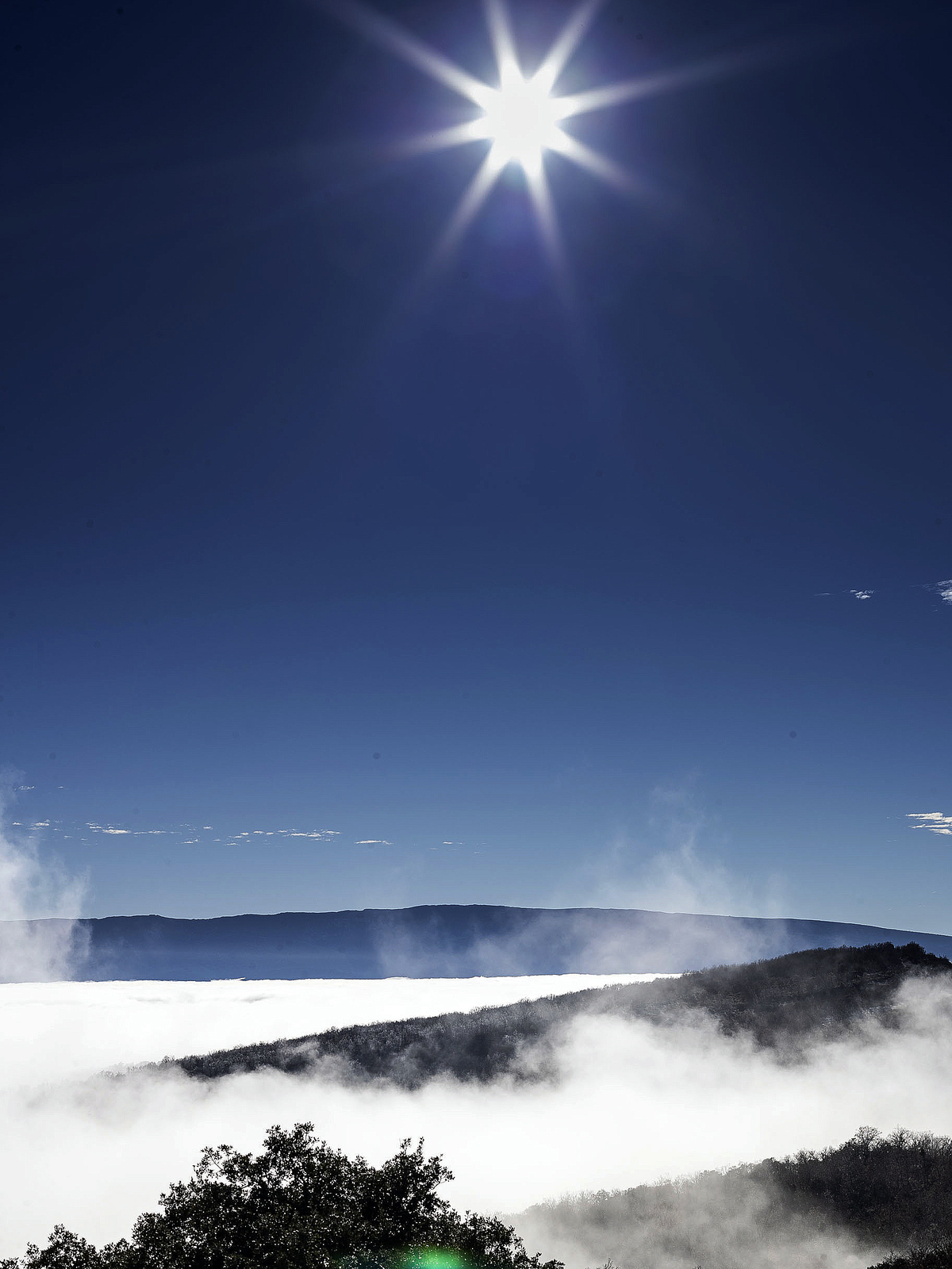 La niebla devorando Las Merindades desde el Alto de Bocos.   / ALBERTO RODRIGO