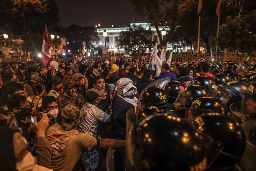 La Policía retira a manifestantes que llegaron hasta los exteriores del Congreso de Perú  / ALDAIR MEJIA