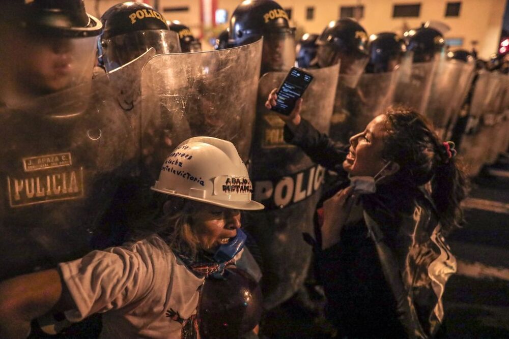 La Policía retira a manifestantes que llegaron hasta los exteriores del Congreso de Perú  / ALDAIR MEJIA