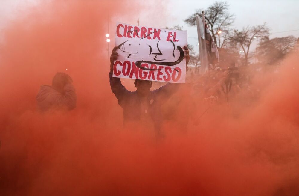 La Policía retira a manifestantes que llegaron hasta los exteriores del Congreso de Perú  / ALDAIR MEJIA