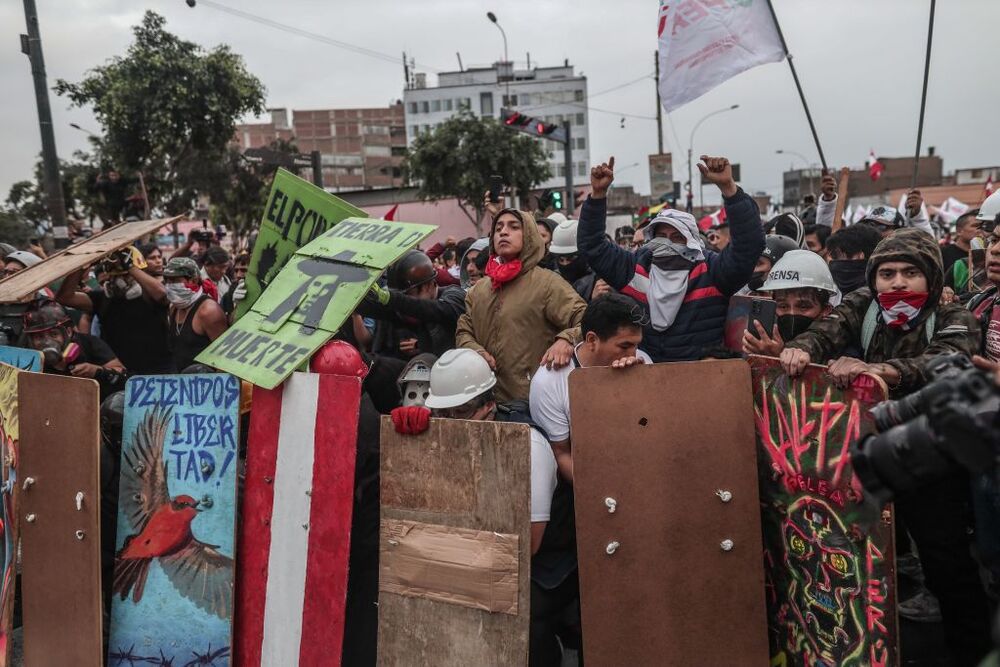 La Policía retira a manifestantes que llegaron hasta los exteriores del Congreso de Perú  / ALDAIR MEJIA