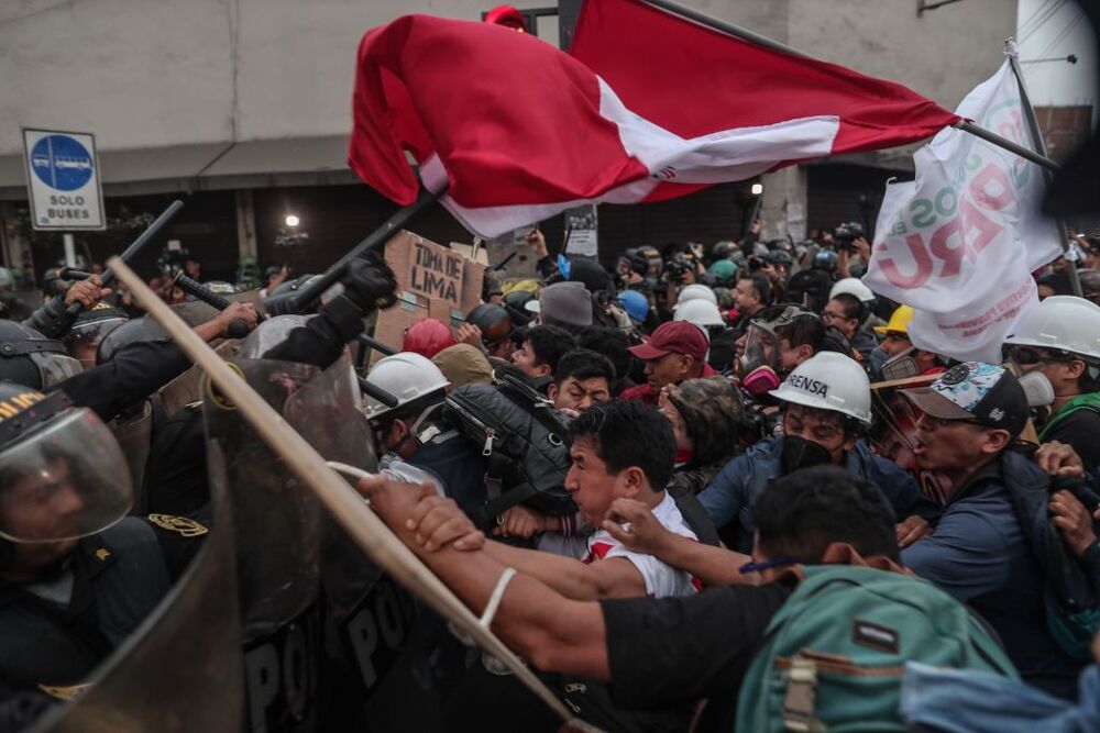 La Policía retira a manifestantes que llegaron hasta los exteriores del Congreso de Perú  / ALDAIR MEJIA