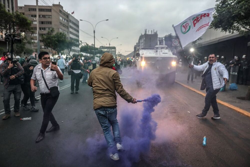 La Policía retira a manifestantes que llegaron hasta los exteriores del Congreso de Perú  / ALDAIR MEJIA