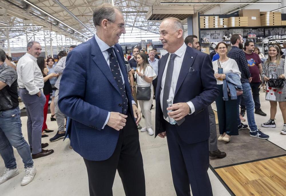 Juan Arribas (d.), gerente de TPF, junto a Miguel Ángel Benavente, presidente de FAE.