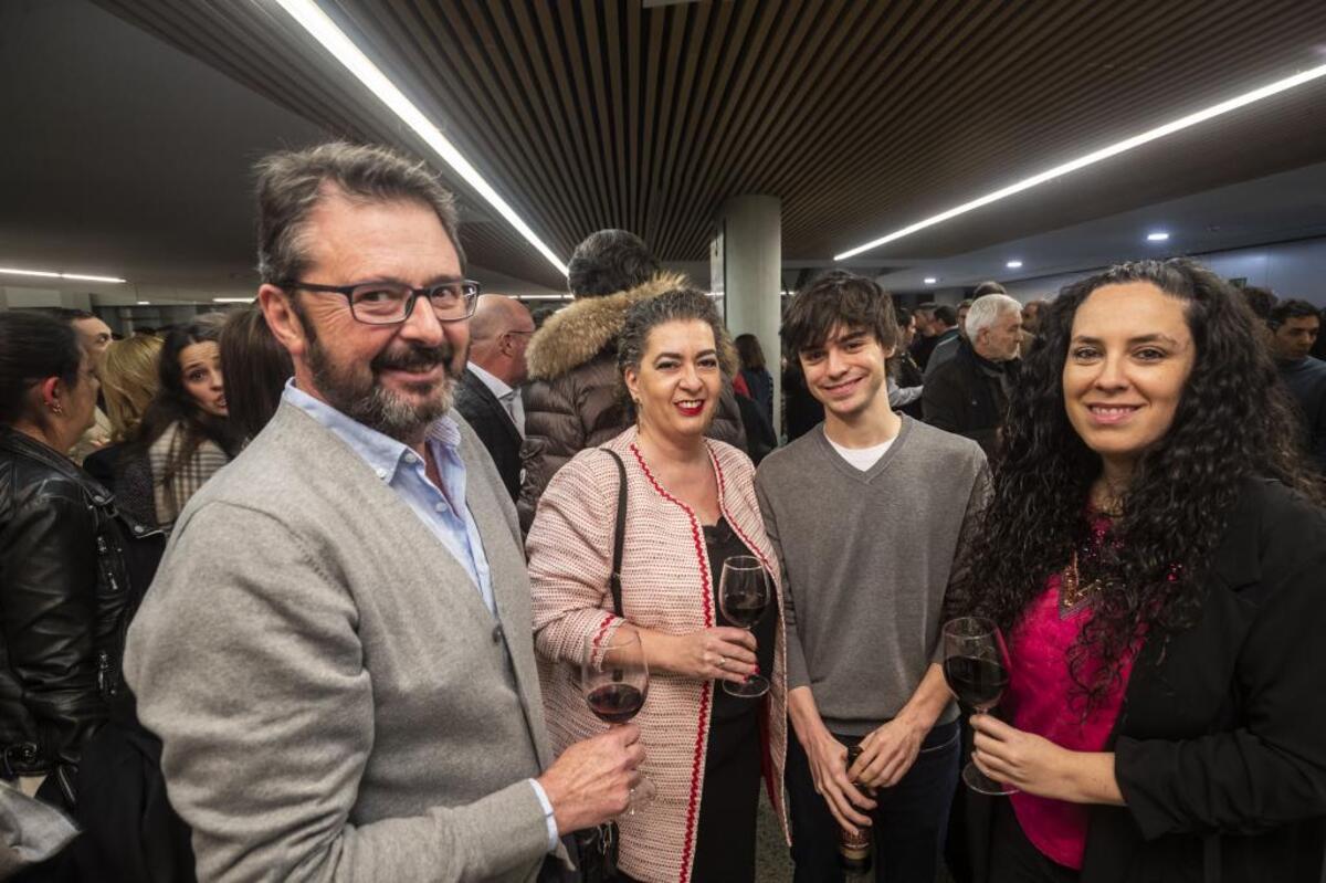 Fernando Trespaderne (i) con cara de ‘ahí os quedáis’ y junto a la delegación en Aranda de Diario de Burgos en pleno: Isabel Martín, Rodrigo Calvo León y Leticia Núñez.   / ALBERTO RODRIGO