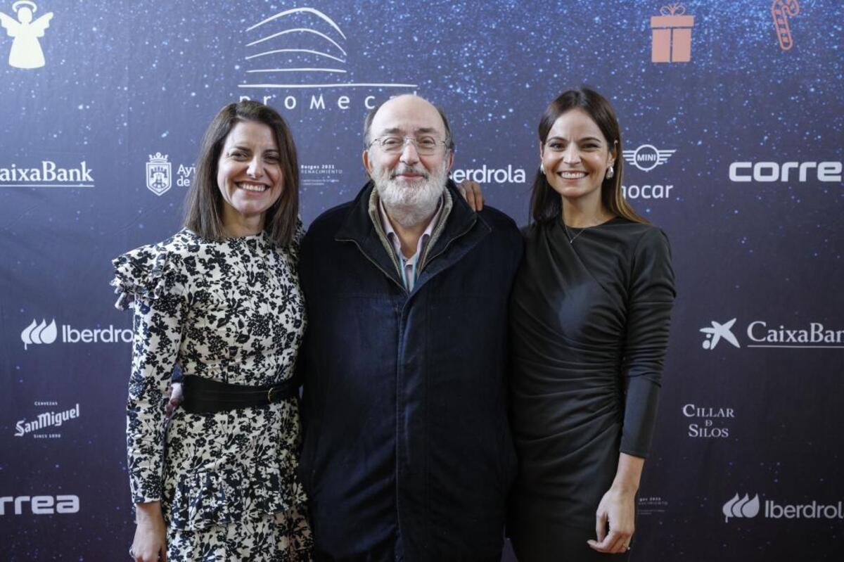 El exdirector de DB Antonio Mencía, junto a Marina Blanco (i) y María Díez, de Promecal y culpables de la fiesta. Como para no sonreír, Antonio.  / VALDIVIELSO