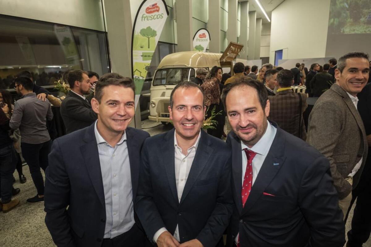 Óscar del Hoyo (SPC), Roberto Cámara (Navarra TV) y Gerardo de Mateo (La 8), que hasta hace unas semanas seguía siendo Pituti.  / ALBERTO RODRIGO