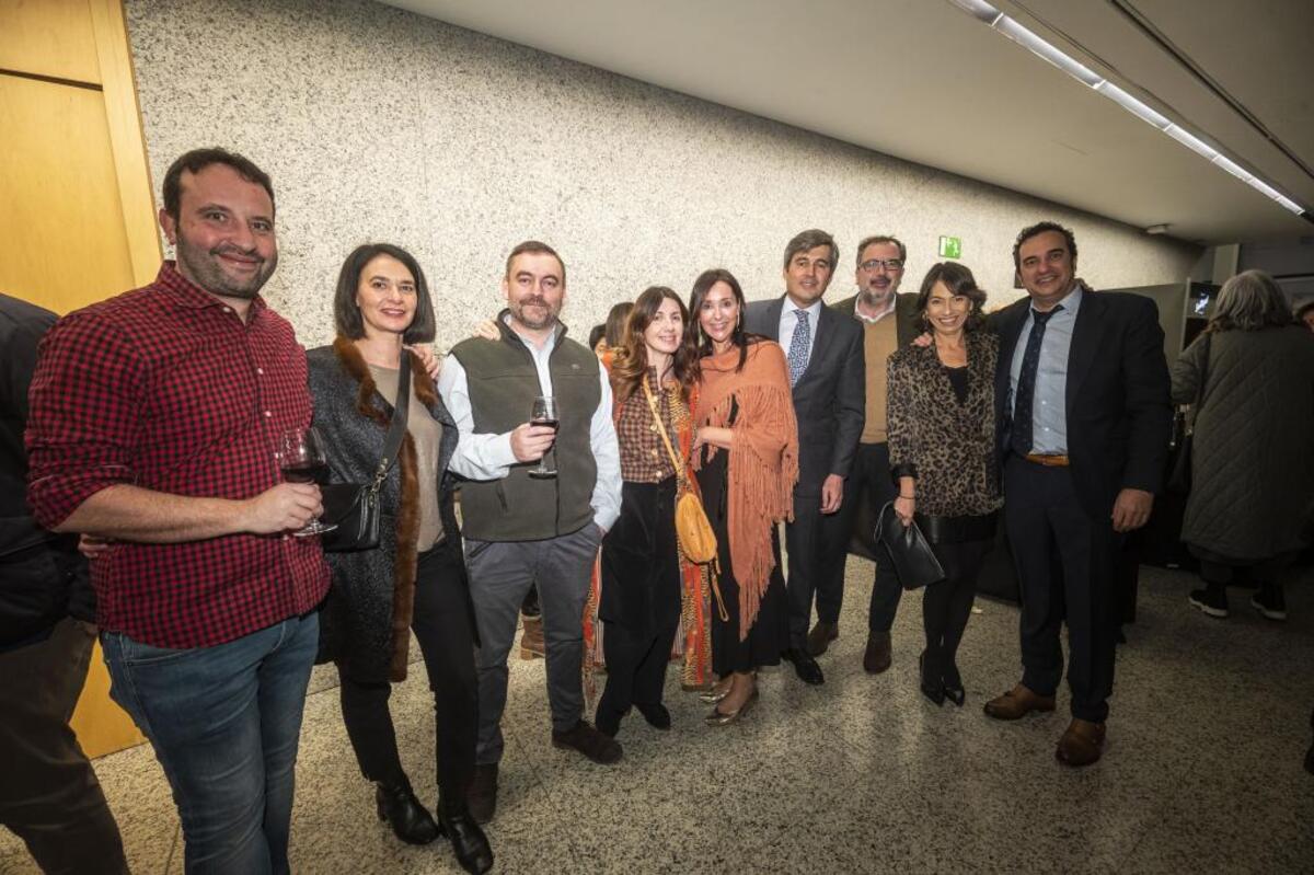 Juan Luis G. Bustamante (i), Susana Hurtado, Javier Villarías, Inma Saiz, Susana Arosa, Daniel Méndez (Promecal), Eduardo Ortiz (Diputación, ¿dígame?), Carola Aparicio y Álvaro Melcón (Diario de Burgos), comprobando que cabían todos en la misma foto.  / ALBERTO RODRIGO