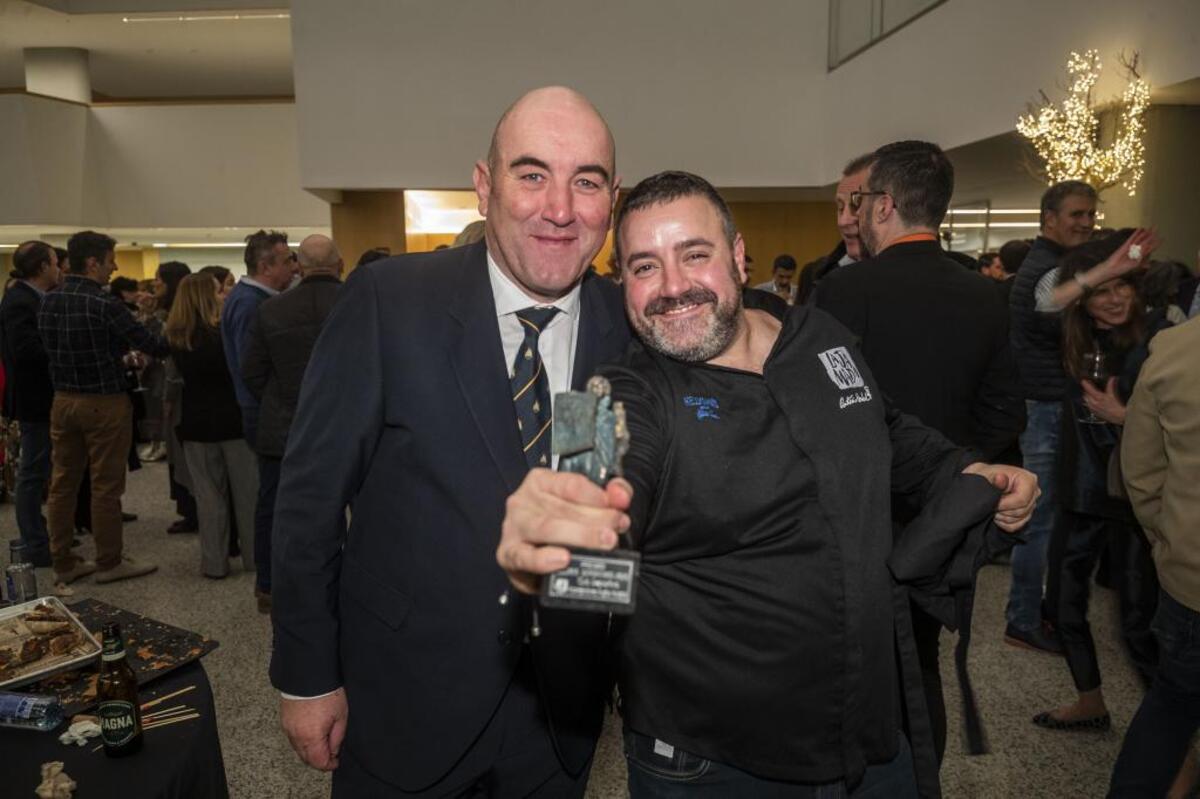 Manuel Vadillo (i), presidente del Aparejadores Rugby, compartiendo su premio de La 8 con el gran Antonio Arrabal, que además de currarse parte de la cena, es un incondicional del campeón de la Supercopa. Bravo.   / ALBERTO RODRIGO