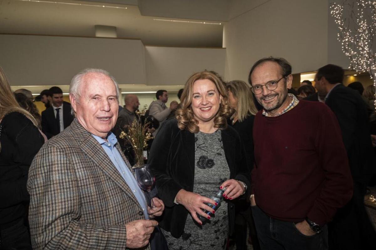 Manuel Pérez Pascuas (i), con la alcaldesa capitalina, Cristina Ayala, y el empresario y expresidente del Burgos Juan Carlos Barriocanal.    / ALBERTO RODRIGO