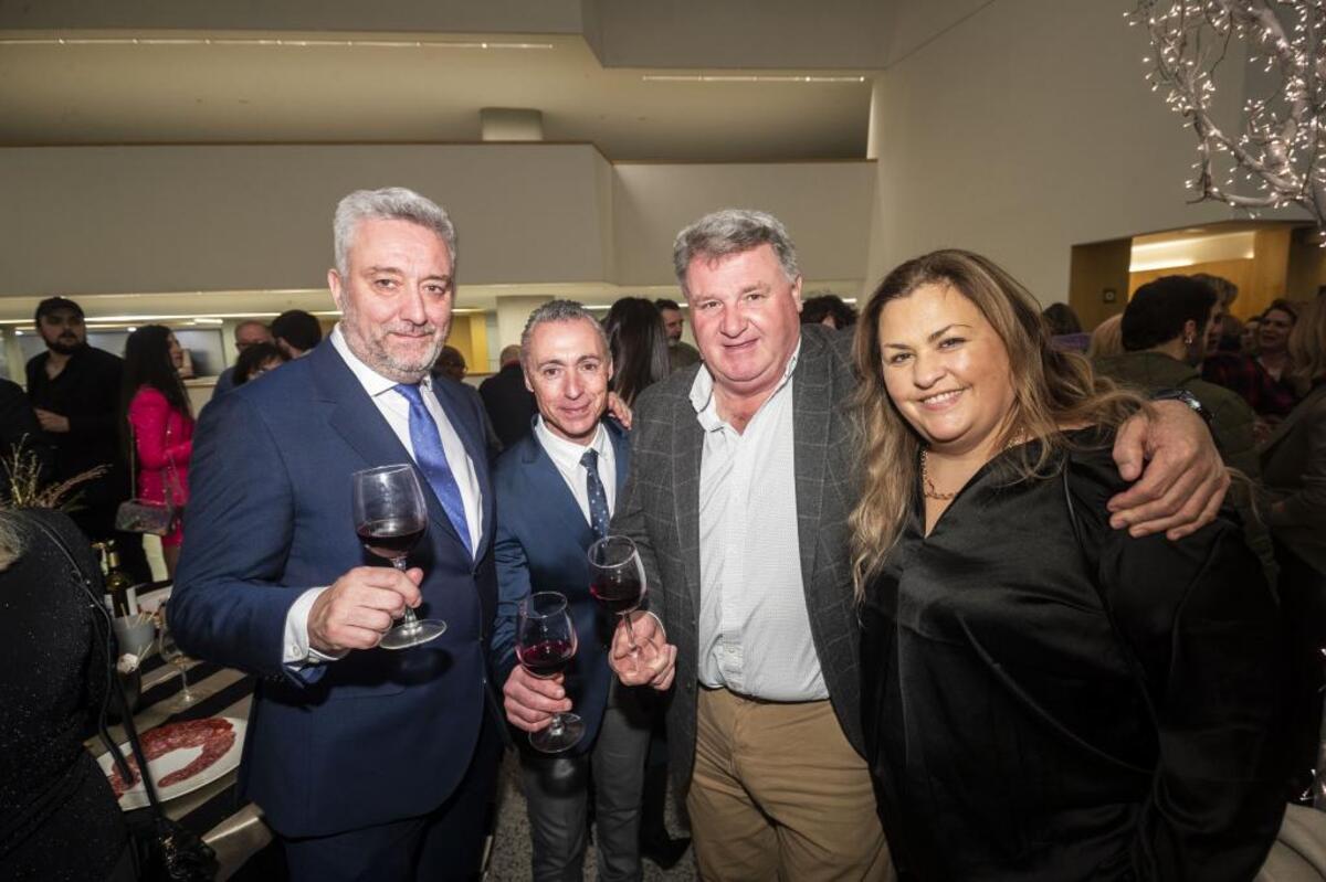 El concejal popular Carlos Niño (i), el director general de la Ruta del Vino Ribera del Duero, Miguel Ángel Gayubo, el presidente de la DO, Enrique Pascual, y Estibaliz Abajo, de Cillar de Silos (bendita sea).   / ALBERTO RODRIGO