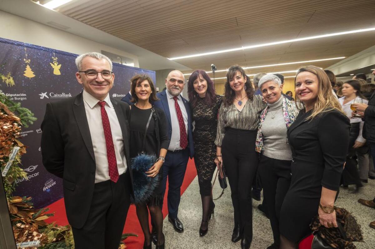 El teniente coronel de la Guardia Civil en Burgos, Alfonso Martín (i), junto a Carmen Rodríguez, el comisario provincial, Jesús Nogales, Belén Marticorena, Elena Alonso, Miriam González y Marlene Cruz. Además de la fiesta más nutrida, era la más segu  / ALBERTO RODRIGO