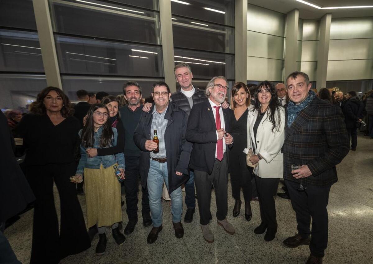 Parte del Grupo Municipal Socialista en el Ayuntamiento de Burgos con compañeros de fatigas, que en la oposición son más. Julián Vesga, José María Romo, Nuria Barrio y Virginia Escudero son concejales.   / ALBERTO RODRIGO