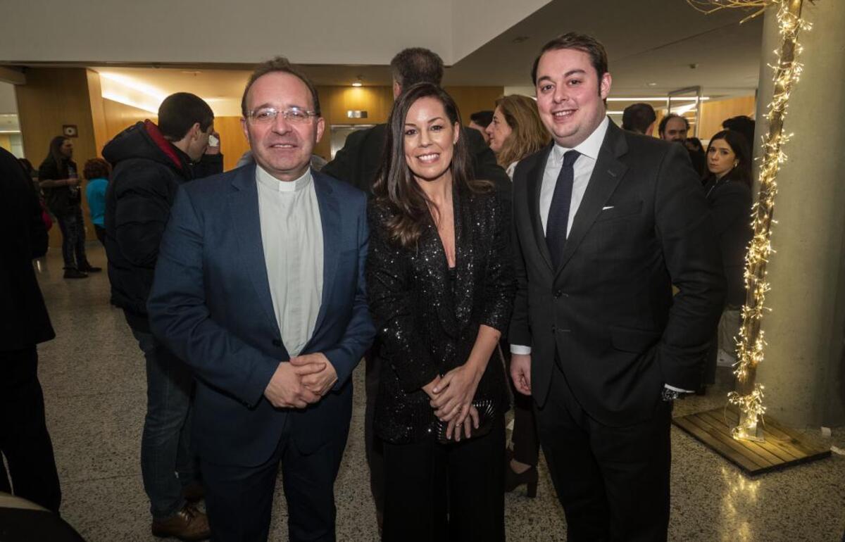 El vicario general de la diócesis de Burgos, Carlos Izquierdo Yusta, Lydia Sainz-Maza (La 8 Burgos) y el nuevo jefe de comunicación de la Iglesia en Burgos, Natxo de Gamón. Lydia salió sin penitencia.   / ALBERTO RODRIGO