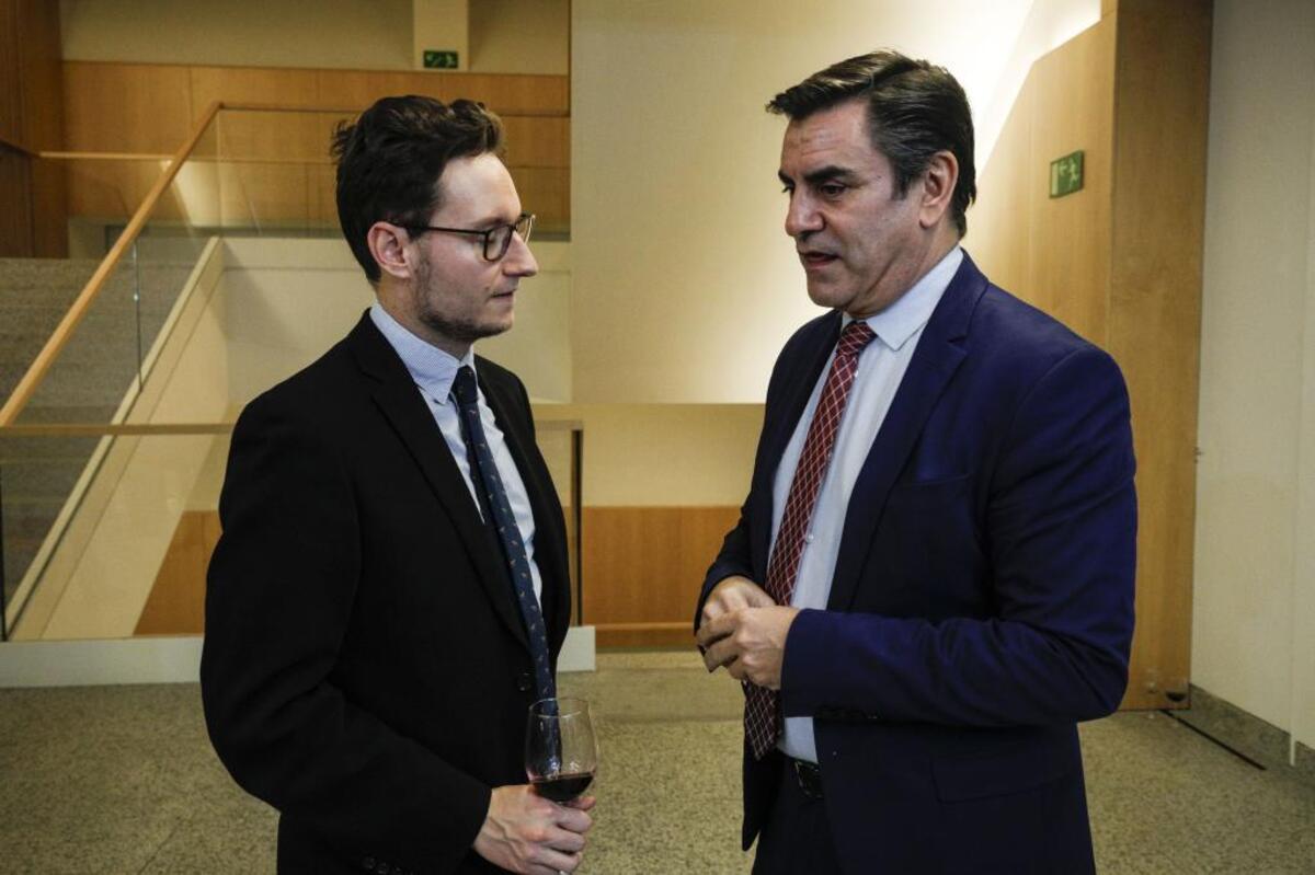 El alcalde de Aranda, Antonio Linaje, con el nuevo jefe de la Policía Nacional en la capital ribereña, José Manuel del Barco. A la orden.  / VALDIVIELSO