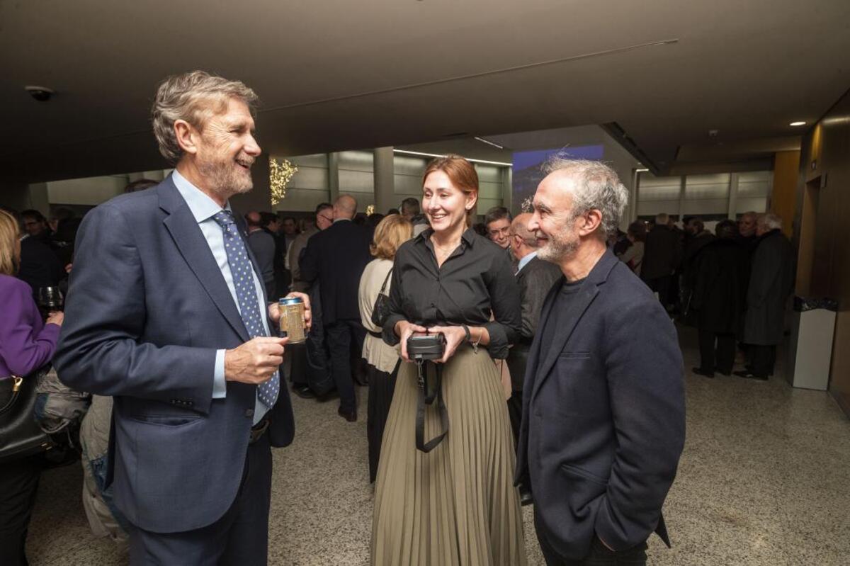 El rector de la UBU, Manuel Pérez Mateos (i), y su responsable de comunicación, Francisco Hidalgo, junto a Olena Cherkum, refugiada ucraniana y fotógrafa. El rector pasó el examen con 0,0... en la cerveza.    / ALBERTO RODRIGO