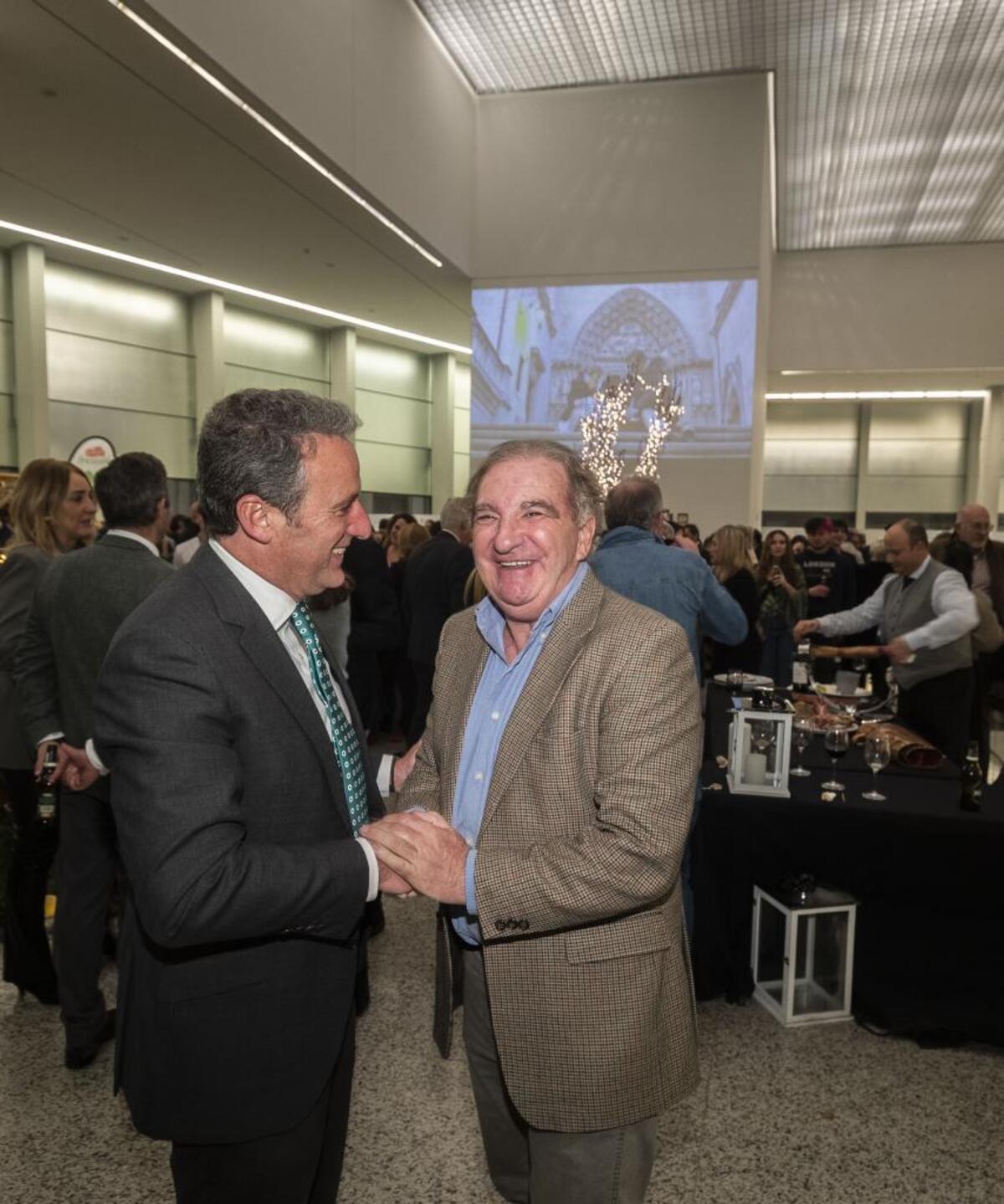 El consejero delegado de Promecal, Gregorio Méndez Ordóñez, felicitando al ganadero Antonio Bañuelos por sus 30 años de locura, recientemente festejados en el Teatro Principal.  / ALBERTO RODRIGO