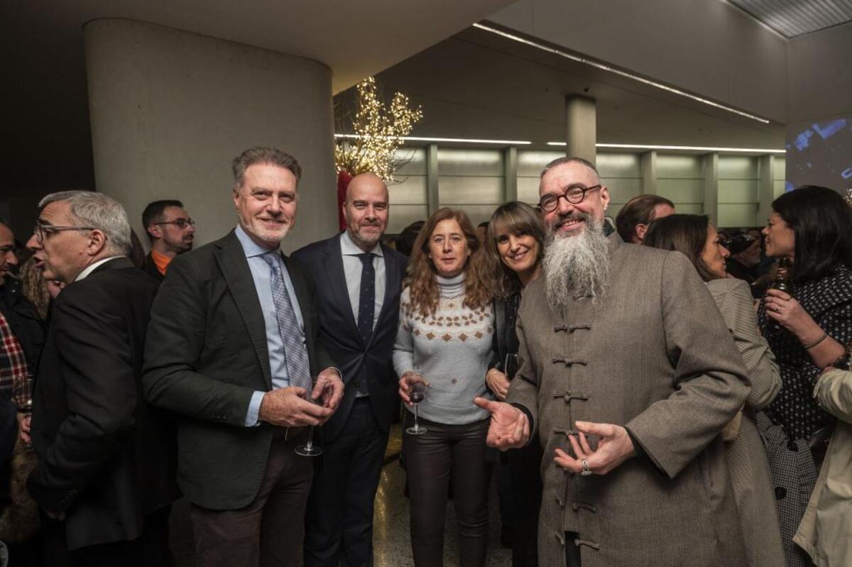 El intendente de Policía Local, Félix Ángel García (i), con Jorge Losada, director general de RTVCyL, Ana María Delgado, Susana Lucio y Óscar Martín.  / ALBERTO RODRIGO