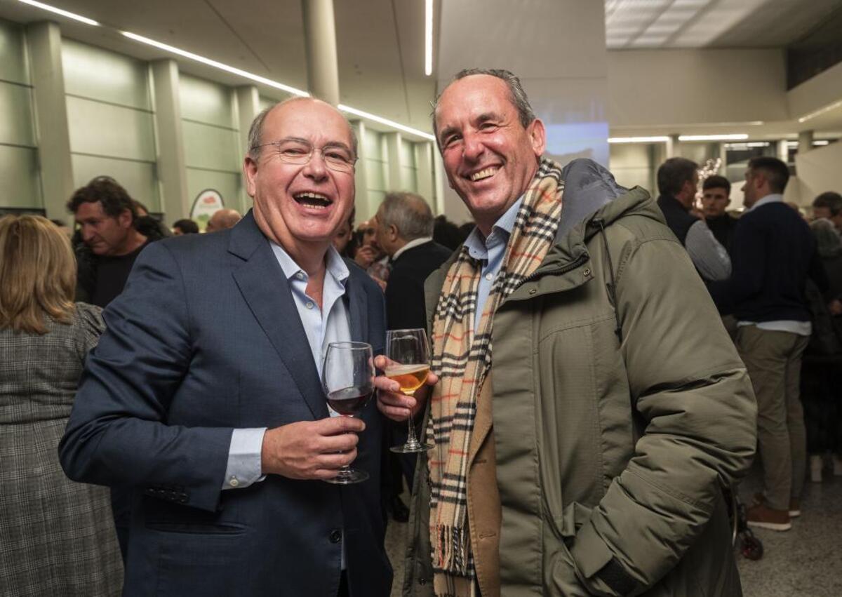 El empresario Roberto Bañuelos y el histórico del rugby Fernando Hernando. Sabemos exactamente lo que estaban viendo detrás del fotógrafo y, en consecuencia, de qué se reían, pero no lo vamos a contar. Al menos no en la edición de hoy.  / ALBERTO RODRIGO