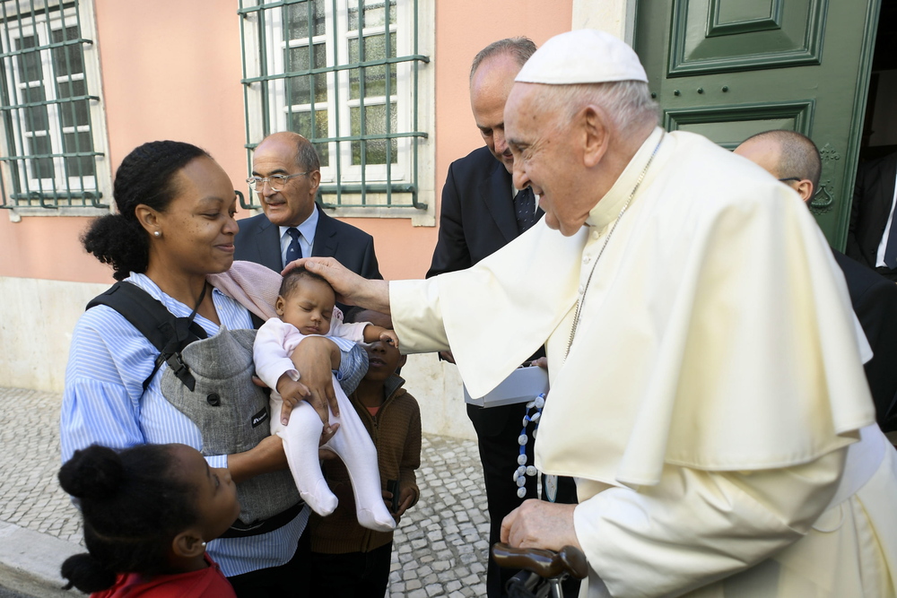 Pope Francis attends the confession of youths  / EFE