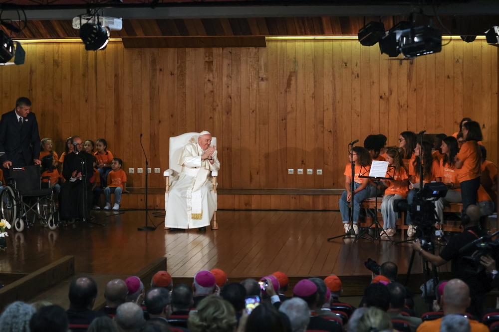 Pope Francis at the Parish Center of Serafina  / EFE