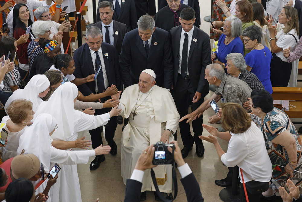 Pope Francis at the Parish Center of Serafina  / EFE