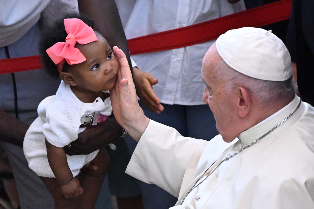 Pope Francis at the Parish Center of Serafina  / EFE