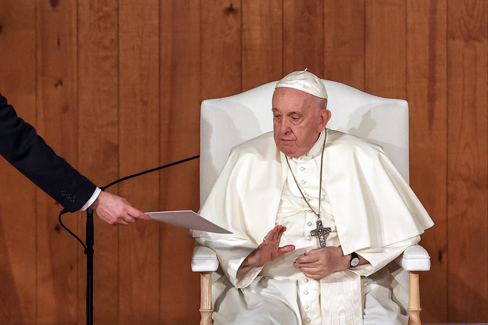 Pope Francis at the Parish Center of Serafina  / EFE