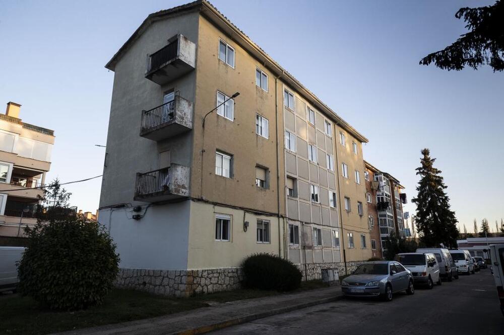 La barriada de Los Parralillos, cuya construcción finalizó en 1958, se ha mantenido en el tiempo mientras la rodeaban nuevas edificaciones y el campus de la UBU. Su conservación no es adecuada y necesita renovación de cerramientos, cubiertas y envolv  / ALBERTO RODRIGO