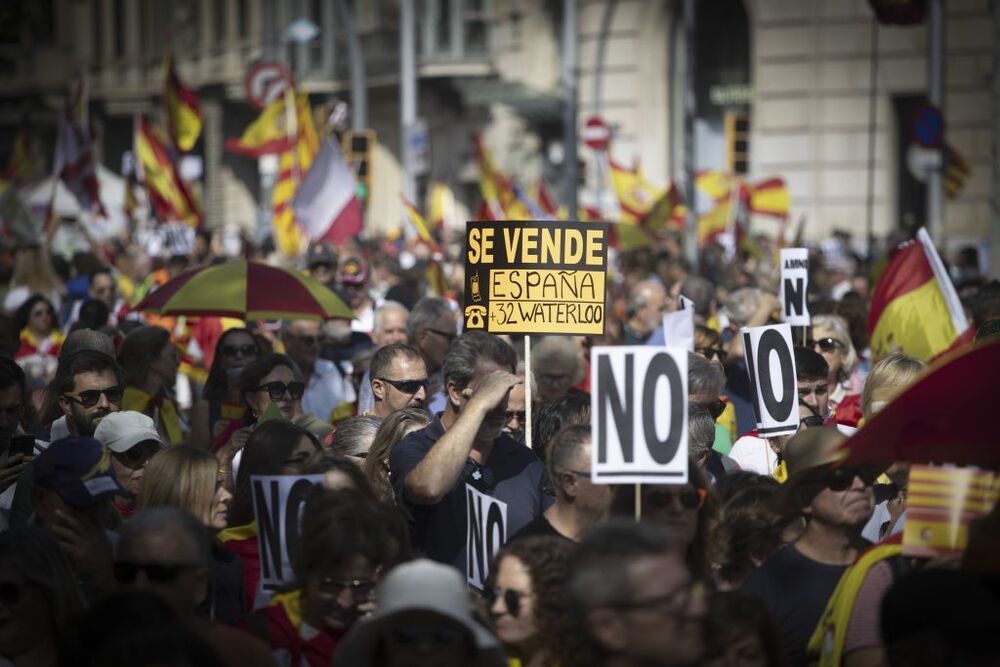 Manifestación contra la negociación con ERC y JxCat para la investidura  / MARTA PÉREZ