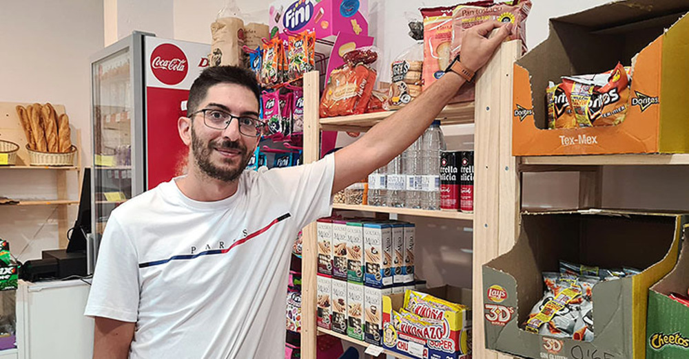 José Enrique Hernández vende en su tienda una variedad de productos de alimentación.