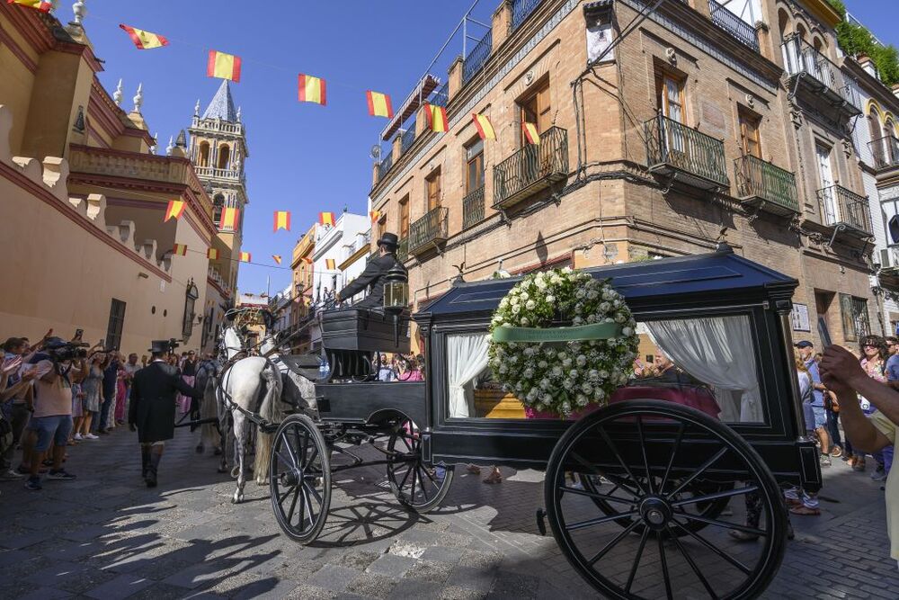 El féretro de María Jiménez es transportado en un coche de caballos a la iglesia de Santa Ana de Triana, donde se celebrará una misa  / RAUL CARO