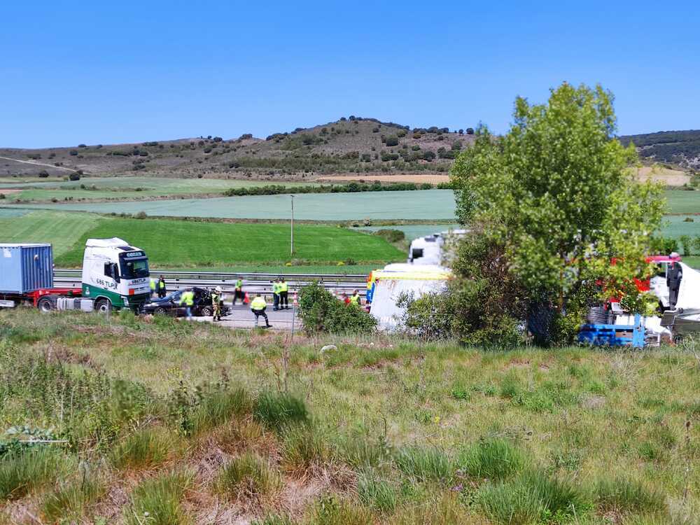 Imágenes del accidente múltiple ocurrido este mediodía en la AP-1 a la altura de Santa Olalla de Bureba que ha obligado a cortar la vieja autopista.  / F.L.D.