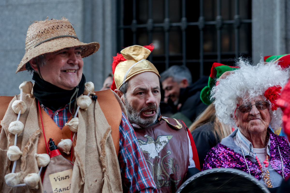 Muchas de las personas congregadas en el Teatro Real han acudido disfrazadas con los más diversos y llamativos atuendos  / RICARDO RUBIO