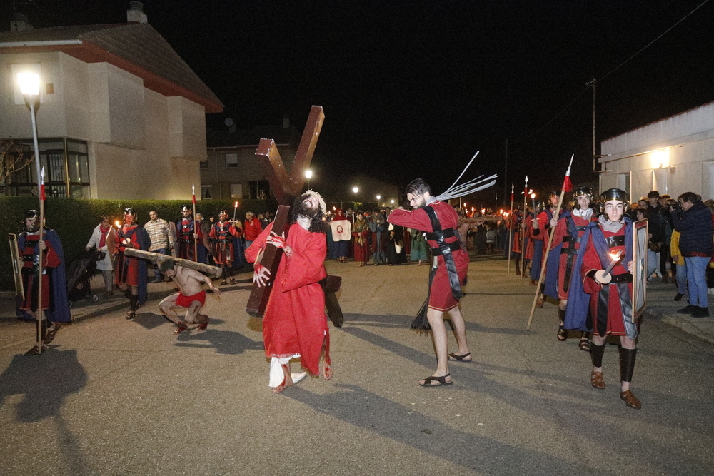 Jesús recibe latigazos en su camino hacia el calvario, seguido por uno de los ladrones junto al que será crucificado.