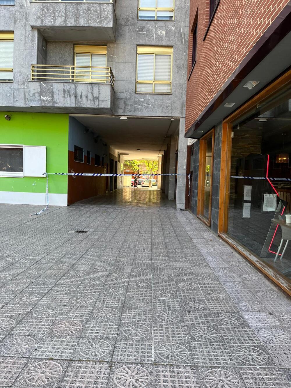 Calles del G-3, junto al bar Vuelta y Vuelta, acordonadas por la Policía. 