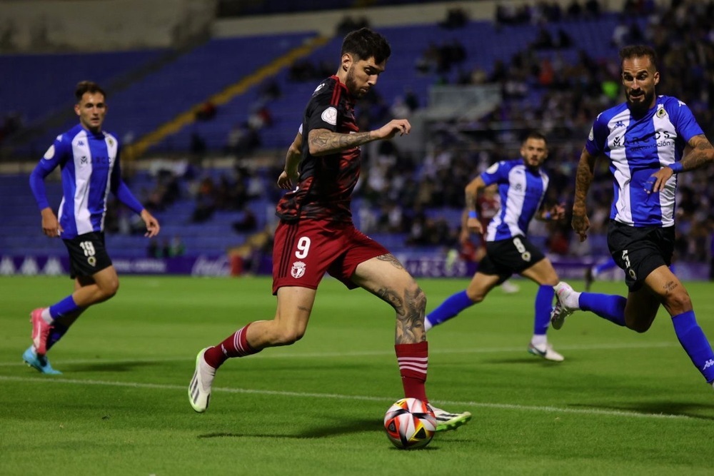 Fer Niño, autor del 0-1, conduce el balón.