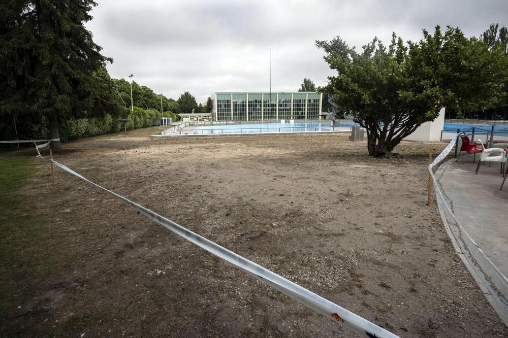 Parte de la instalación está acotada por los desperfectos causados en el espacio ajardinado durante las recientes obras.