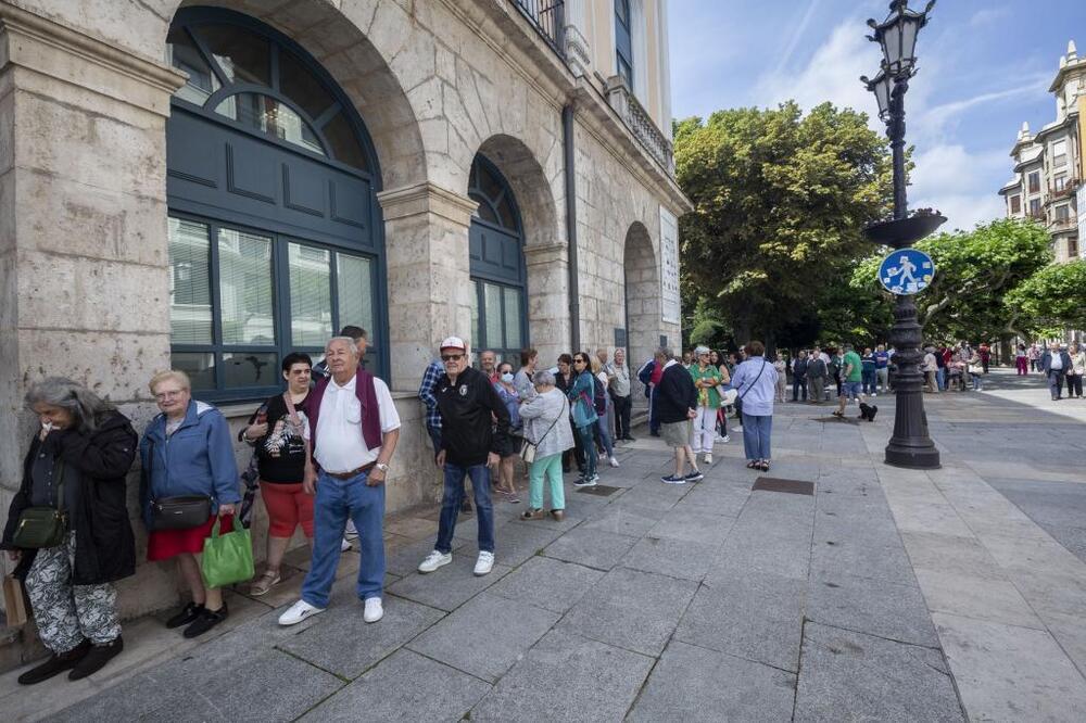 Largas colas este mediodía en torno en el paseo del Espolón para hacerse con un pañuelo y un programa de Sampedros.