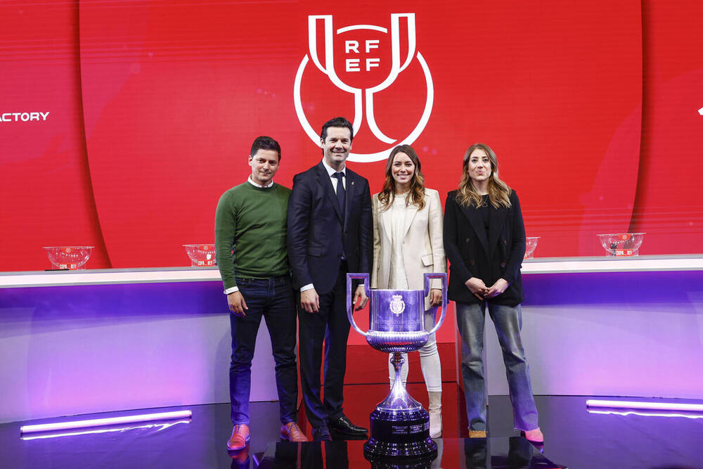 En el centro de la imagen, la presidenta de la Arandina, Virginia Martínez, y Santiago Solari, director de fútbol del Real Madrid, tras el sorteo.  / RODRIGO JIMÉNEZ (EFE)